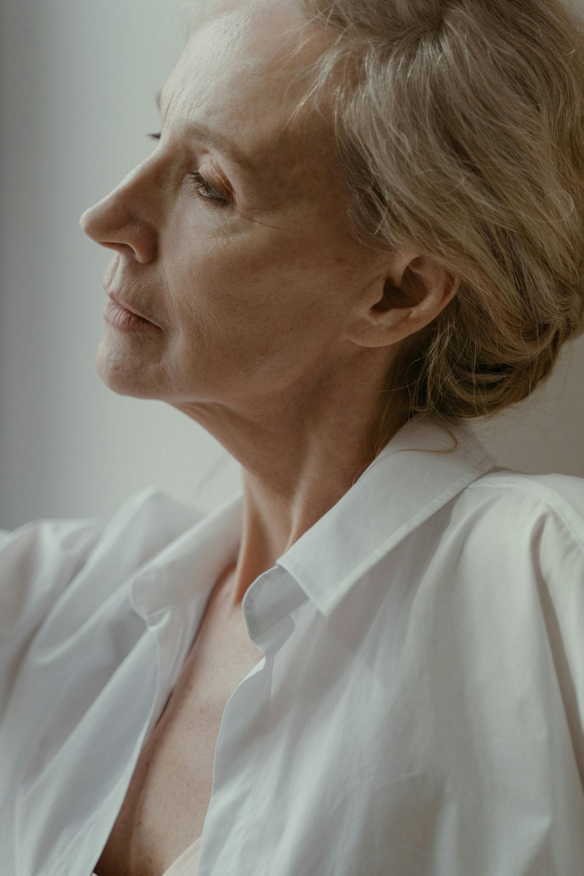 ROUTINE ANTI-ÂGE APRÈS 50 ANS : CE QUE LA BIOLOGIE DE LA MÉNOPAUSE EXIGE VRAIMENT DE VOTRE PEAU